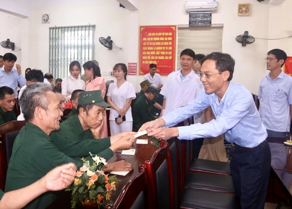 Trao quà của Tổng Bí thư, Chủ tịch nước cho người có công tại Trung tâm Nuôi dưỡng, điều dưỡng người có công Thanh Hóa