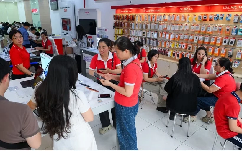 Nhà mạng túc trực xuyên lễ hỗ trợ khách hàng xác thực thông tin thuê bao