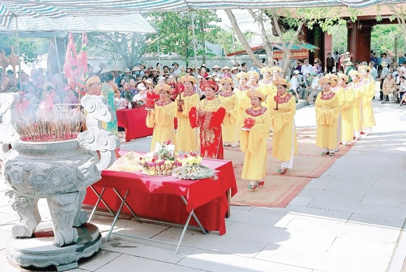 Về Định Hòa thăm Điện Thừa Hoa