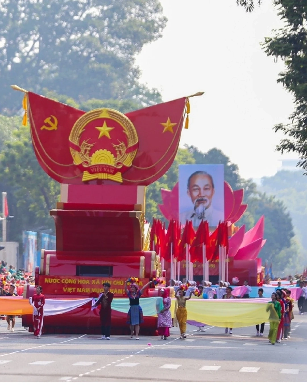 Kỷ niệm 51 năm Ngày Giải phóng miền Nam, thống nhất đất nước: Bản hùng ca chiến thắng thời đại Hồ Chí Minh”