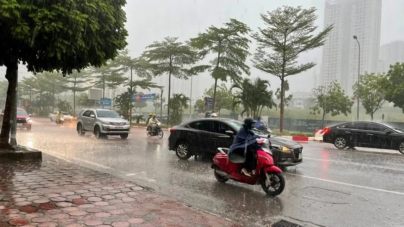 Cảnh báo dông, lốc, sét, mưa đá và mưa lớn cục bộ trong những giờ tới