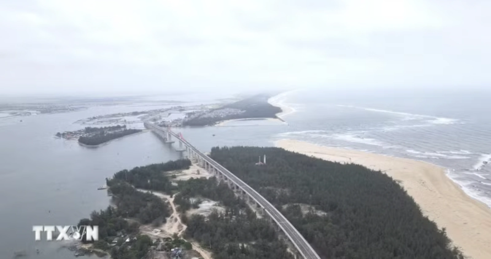 Thông xe cầu Thuận An - cây cầu vượt cửa biển dài nhất miền Trung