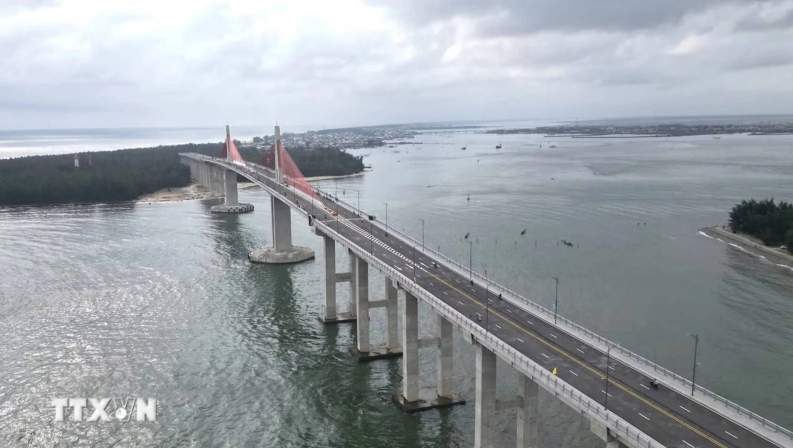 Thông xe cầu Thuận An - cây cầu vượt cửa biển dài nhất miền Trung