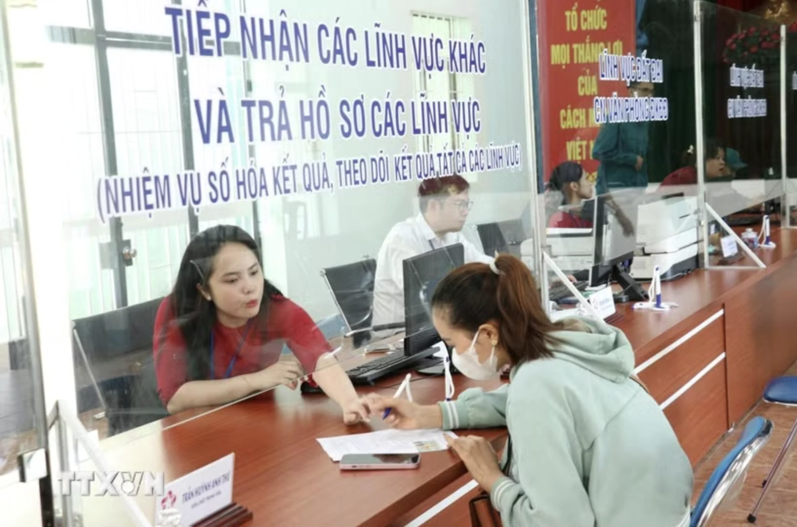Khẩn trương cắt giảm, đơn giản hóa thủ tục hành chính, điều kiện kinh doanh