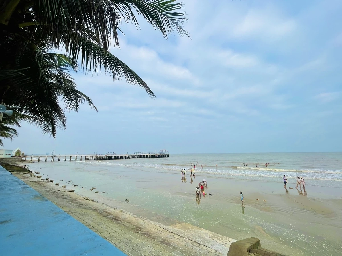 Du khách đổ về các khu du lịch trong ngày đầu kỳ nghỉ lễ 30/4-1/5