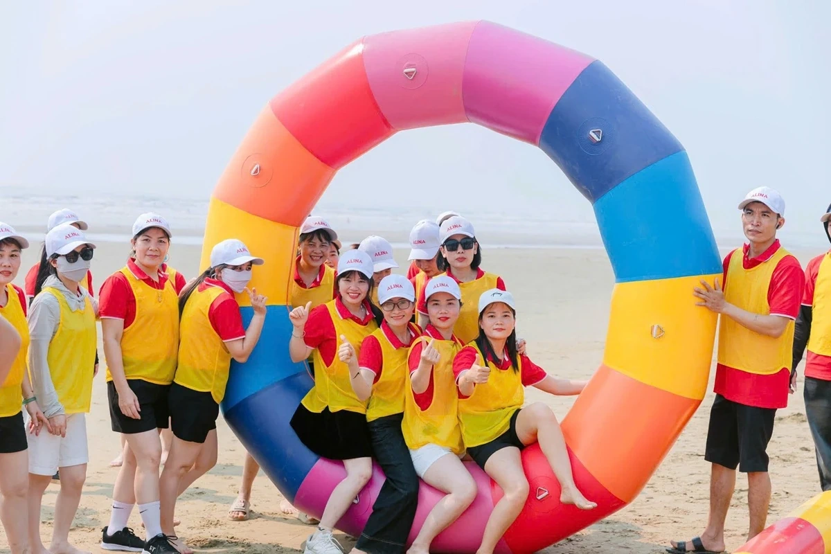 Du khách đổ về các khu du lịch trong ngày đầu kỳ nghỉ lễ 30/4-1/5