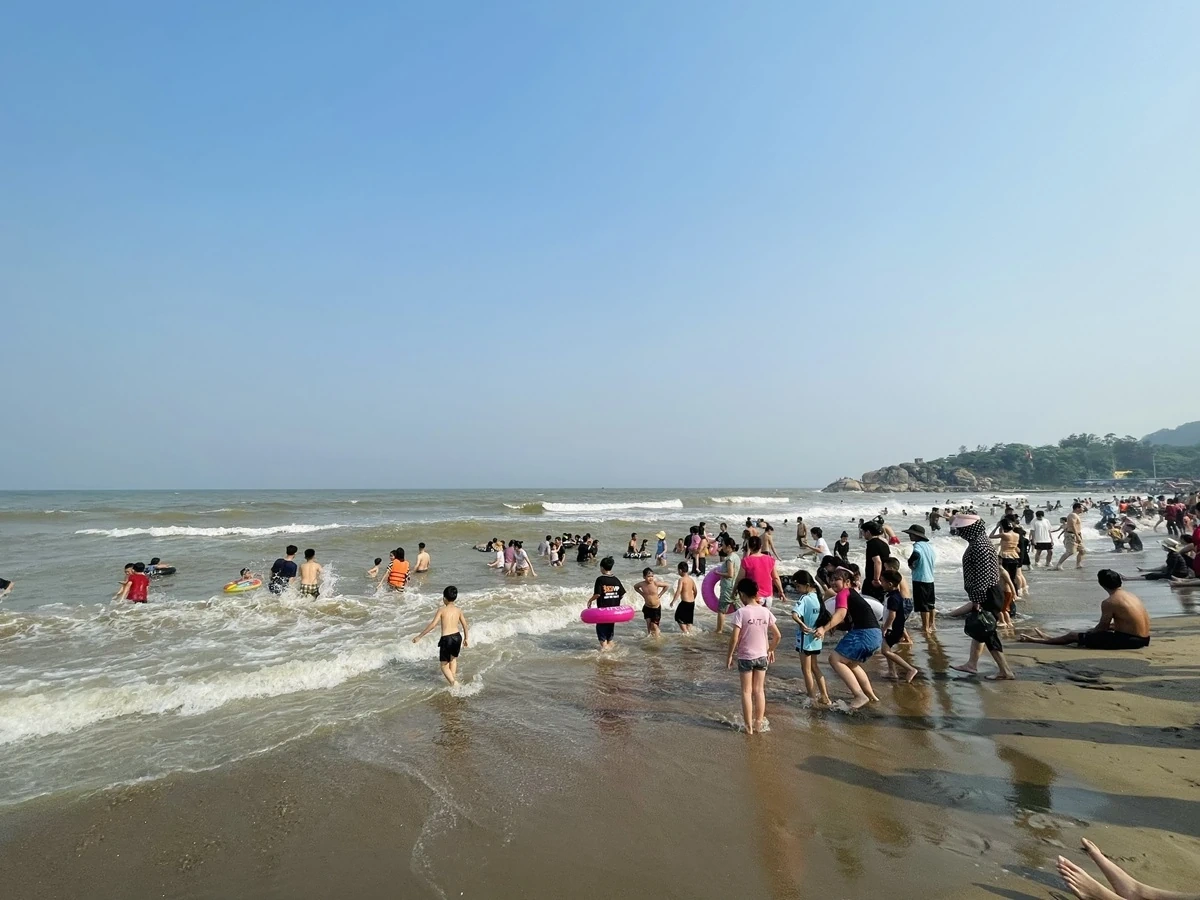 Du khách đổ về các khu du lịch trong ngày đầu kỳ nghỉ lễ 30/4-1/5