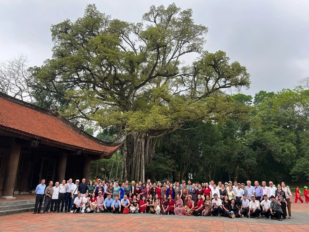 Du khách đổ về các khu du lịch trong ngày đầu kỳ nghỉ lễ 30/4-1/5