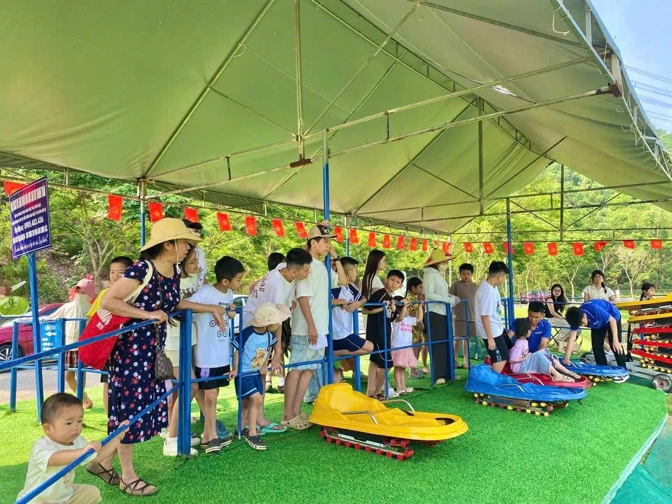 Du khách đổ về các khu du lịch trong ngày đầu kỳ nghỉ lễ 30/4-1/5