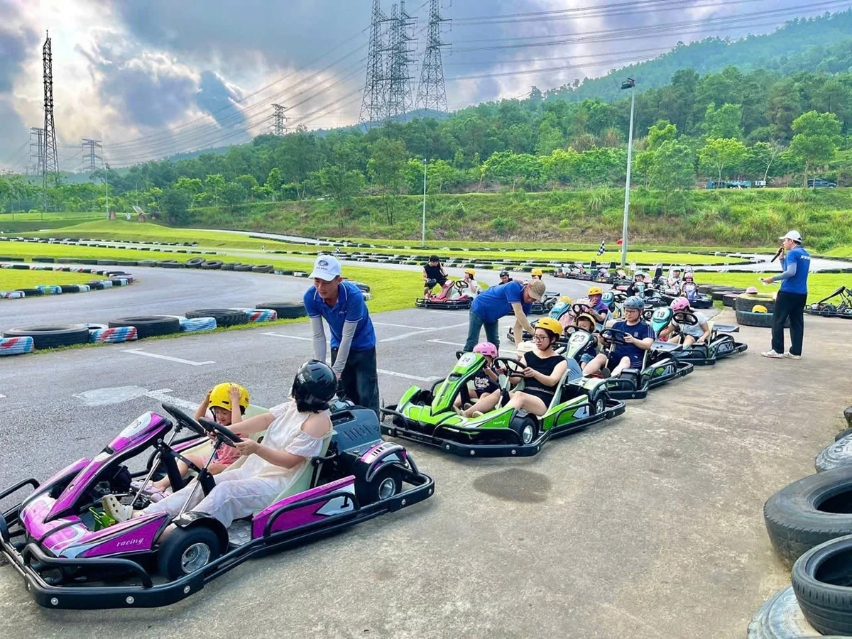 Du khách đổ về các khu du lịch trong ngày đầu kỳ nghỉ lễ 30/4-1/5