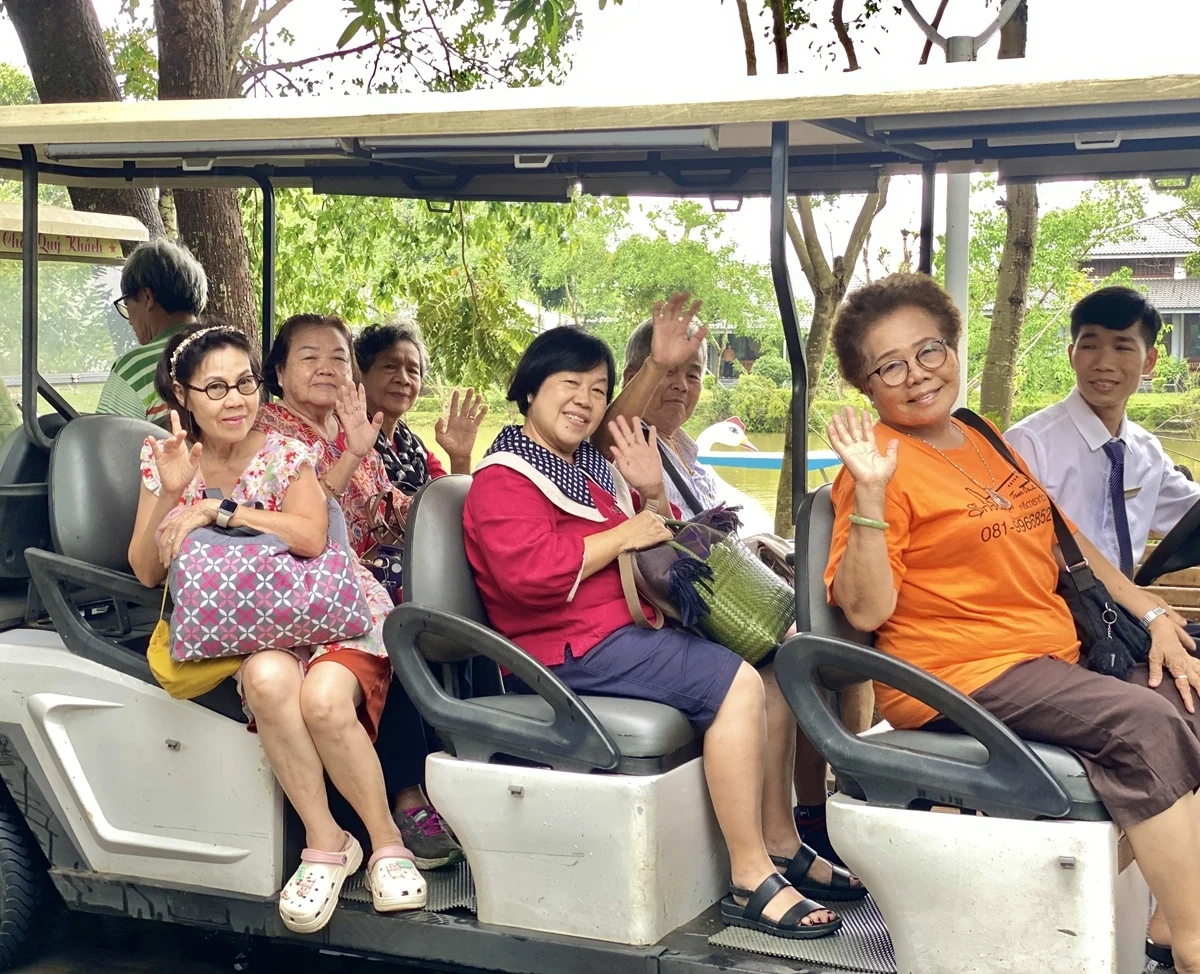 Du khách đổ về các khu du lịch trong ngày đầu kỳ nghỉ lễ 30/4-1/5