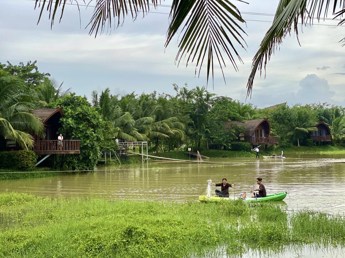 Du khách đổ về các khu du lịch trong ngày đầu kỳ nghỉ lễ 30/4-1/5