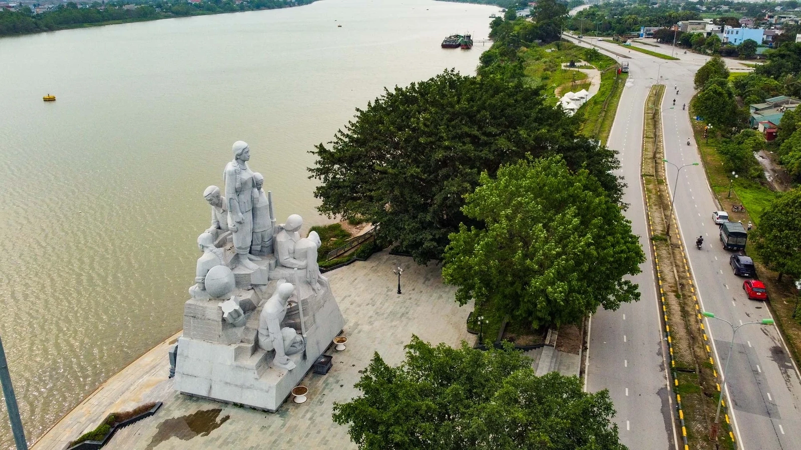 Từ hố bom năm xưa đến tượng đài hôm nay bên dòng sông Mã