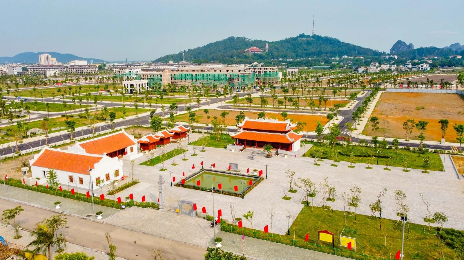 Công viên và tượng đài tri ân 64 giáo viên, học sinh hy sinh trong trận bom mùa hè 1972 không chỉ là công trình có quy mô hơn 2,5 ha, mà còn lưu giữ một lát cắt bi tráng, nơi những con người bình dị đã ngã xuống khi góp sức bảo vệ quê hương.