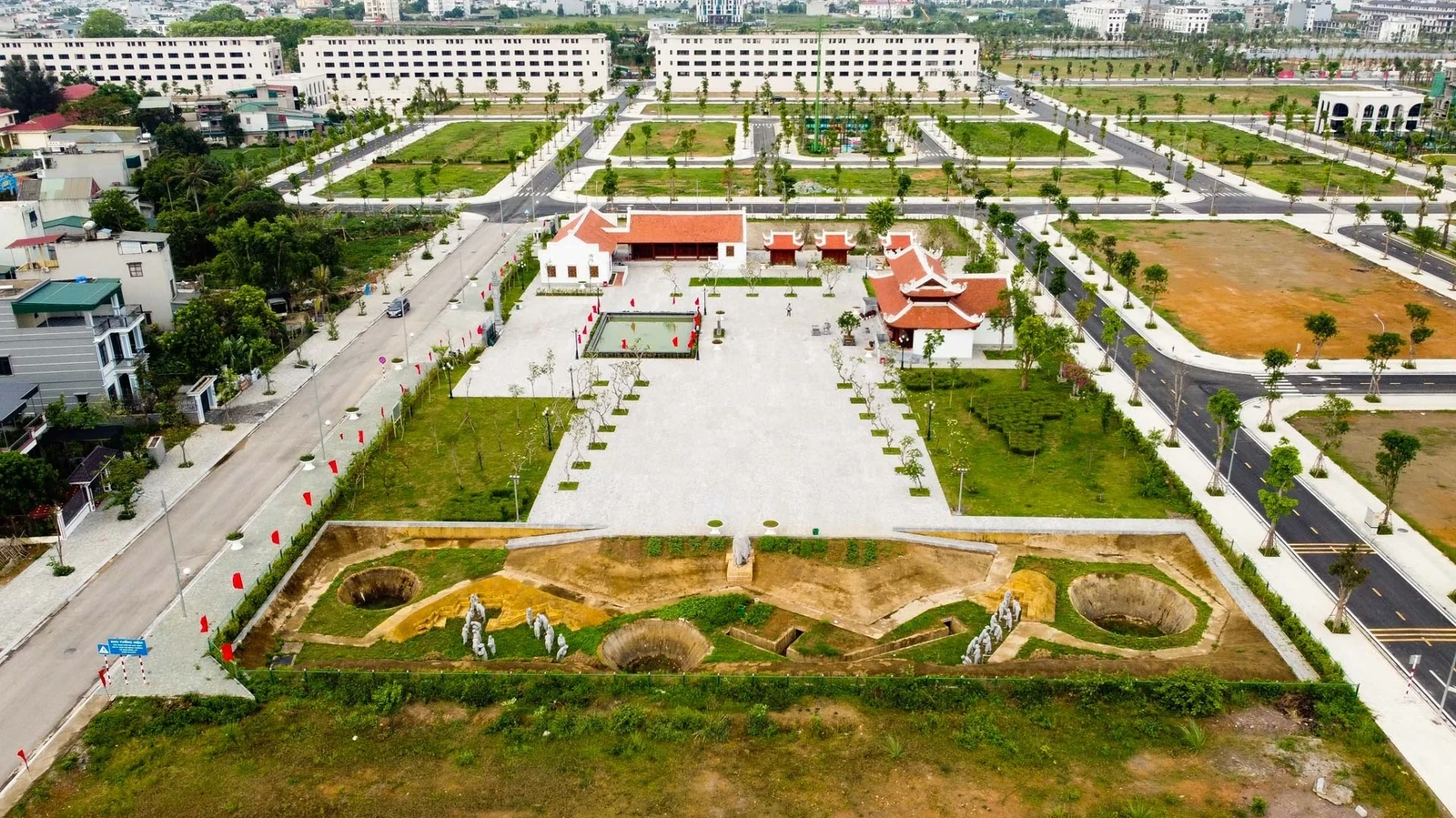 Công trình tọa lạc tại khu vực Hàm Rồng, vùng đất từng được mệnh danh là “tọa độ lửa” trong kháng chiến chống Mỹ. Được khởi công từ năm 2023 và khánh thành vào tháng 3/2025, đúng dịp kỷ niệm 60 năm chiến thắng Hàm Rồng, khu tưởng niệm là sự kết hợp giữa không gian văn hóa - lịch sử và kiến trúc cảnh quan hiện đại.