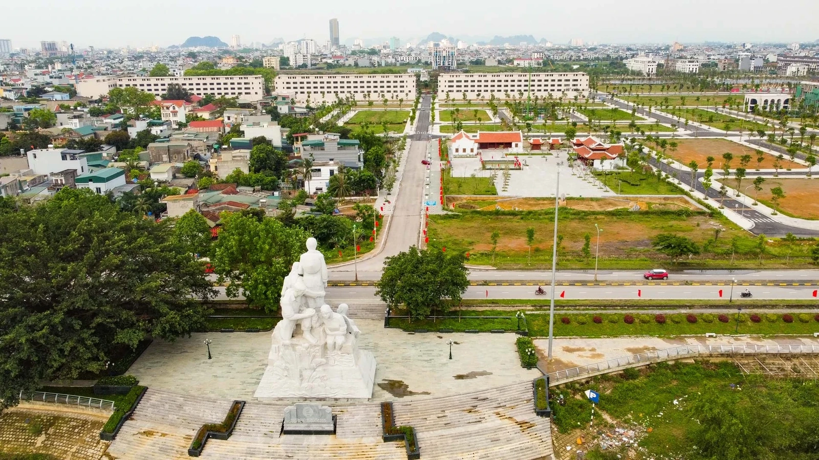 Toàn bộ công trình được chia thành hai phân khu rõ rệt: trong đê và ngoài đê. Phía trong là tổ hợp nhà lưu niệm, khu trưng bày hiện vật, đền thờ, hồ sen, sân lễ và hệ thống hạ tầng phục vụ tham quan.