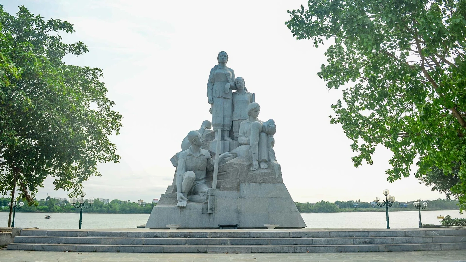 Nổi bật giữa không gian khu vực ngoài đê là tượng đài cao 18 m, nặng hơn 680 tấn, được chế tác từ đá granit trắng ngà. Công trình đặt sát bờ đê, như một lời nhắn gửi lặng thầm từ quá khứ.