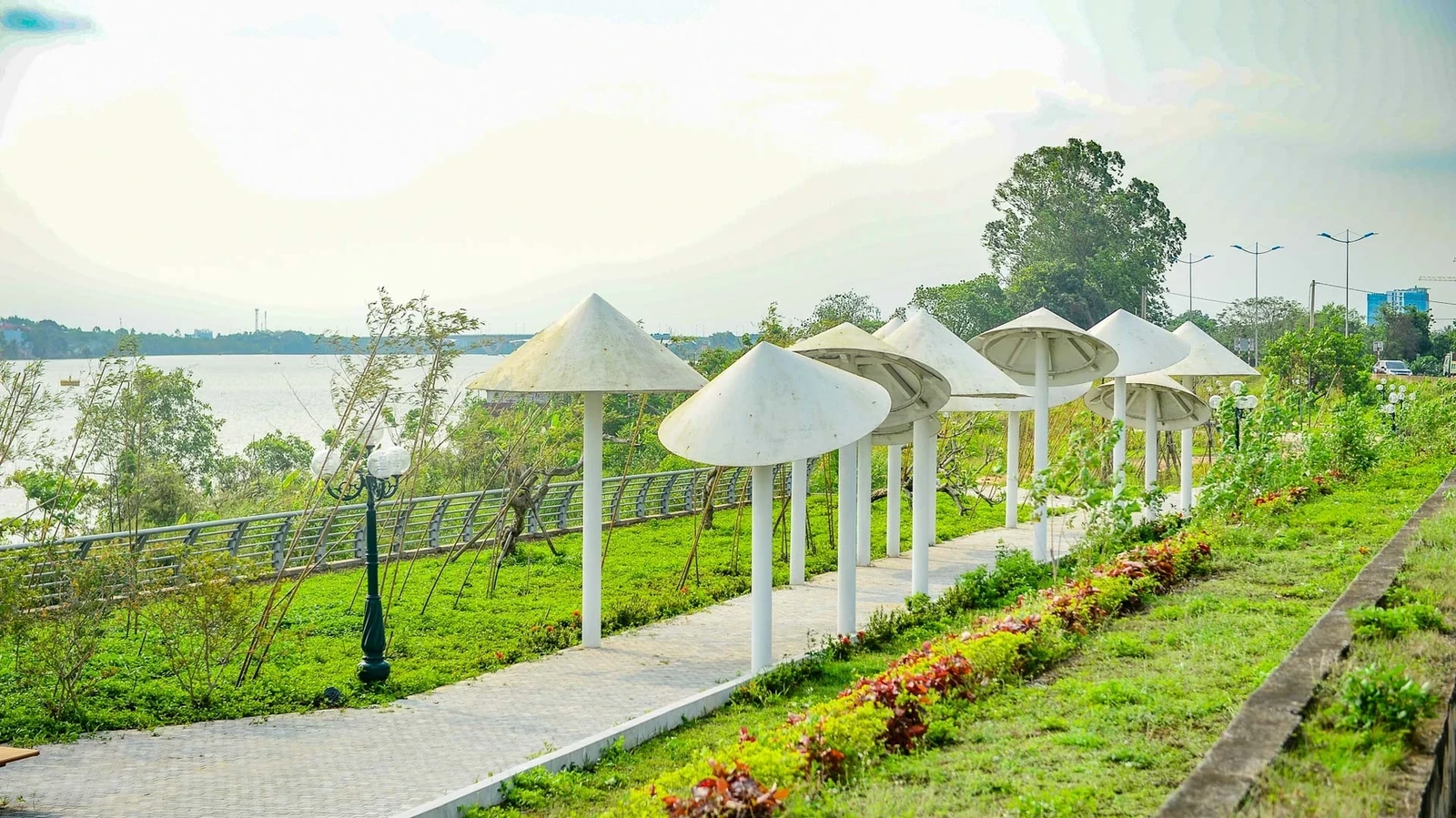 Bên cạnh tượng đài còn có thêm các hạng mục khác như: bến thuyền, miếu thờ, bia ghi dấu địa điểm lịch sử, khu tái hiện không gian làng chài Nam Ngạn...