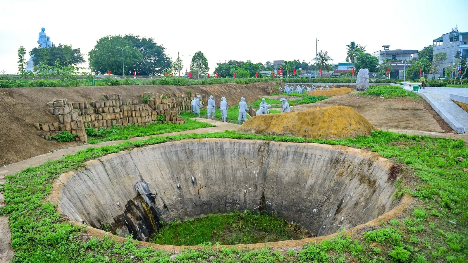 Theo tư liệu lịch sử, từ năm 1965 đến 1973, khu vực Hàm Rồng - Nam Ngạn liên tục hứng chịu hàng trăm trận ném bom của không quân Mỹ, với khối lượng bom đạn khổng lồ. Trong bối cảnh đó, mùa mưa năm 1972, trước nguy cơ vỡ đê, hơn 2.000 người - phần lớn là giáo viên, học sinh - đã được huy động tham gia gia cố tuyến đê xung yếu.