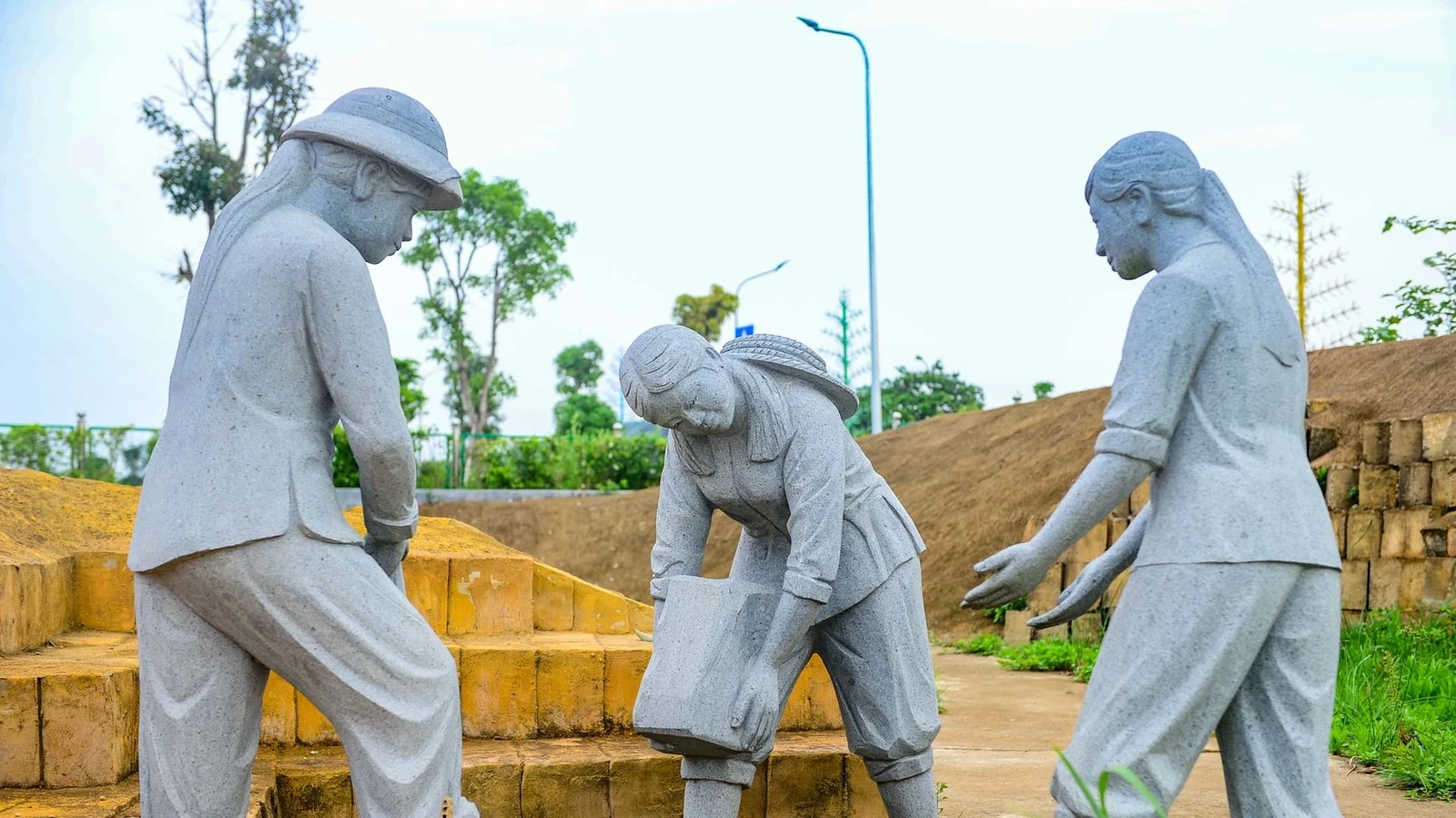 Khoảng 9 giờ sáng ngày 14/6/1972, khi công trường đang khẩn trương làm việc, 24 quả bom bất ngờ trút xuống. Trận oanh kích khiến 64 người hy sinh, gần 300 người bị thương và 8 người mất tích. Đây được xem là một trong những ngày bi thương nhất tại chiến trường Hàm Rồng.