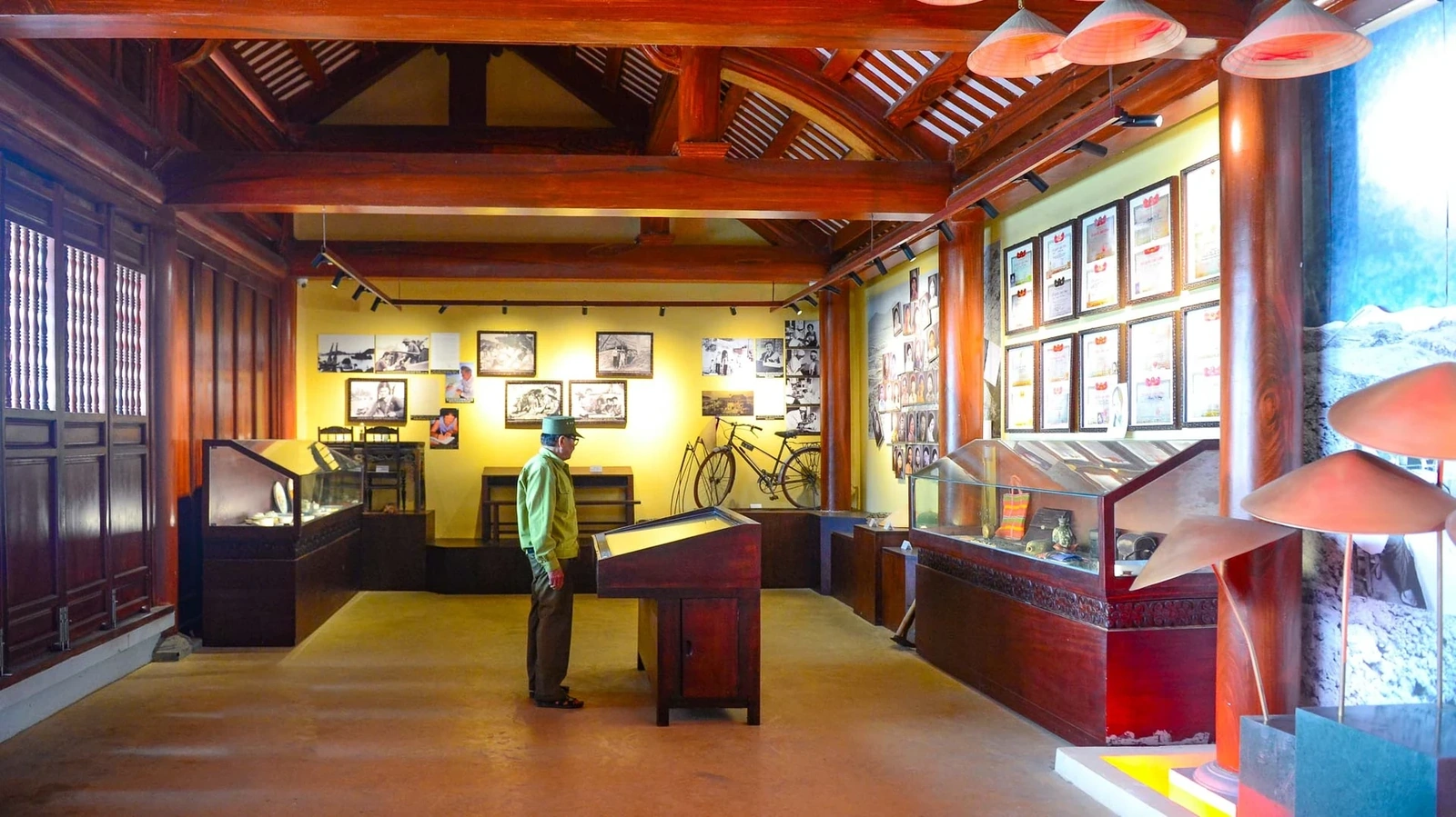 Phòng trưng bày trong khu tưởng niệm được bố trí công phu, giới thiệu hệ thống hiện vật và tư liệu giàu giá trị lịch sử, giúp người dân và du khách có cái nhìn chân thực về một thời kỳ khốc liệt.