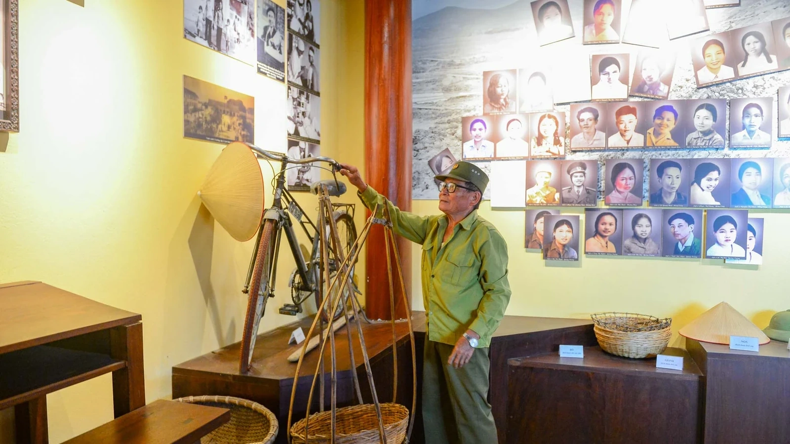 Nổi bật trong không gian ấy là chiếc xe đạp nữ - phương tiện gắn bó với giáo viên, học sinh trong những năm kháng chiến chống Mỹ, nay trở thành chứng tích lặng lẽ của một thời tuổi trẻ.