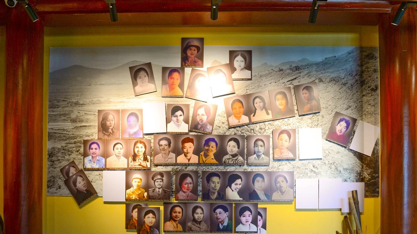 Khu vực di ảnh và bia khắc tên liệt sĩ được phục dựng trang nghiêm, khắc ghi tên tuổi 64 giáo viên, học sinh đã ngã xuống trong ngày 14/6/1972 trên công trường đắp đê sông Mã - như một lời tri ân sâu sắc gửi tới những con người đã hiến trọn tuổi xuân cho quê hương.