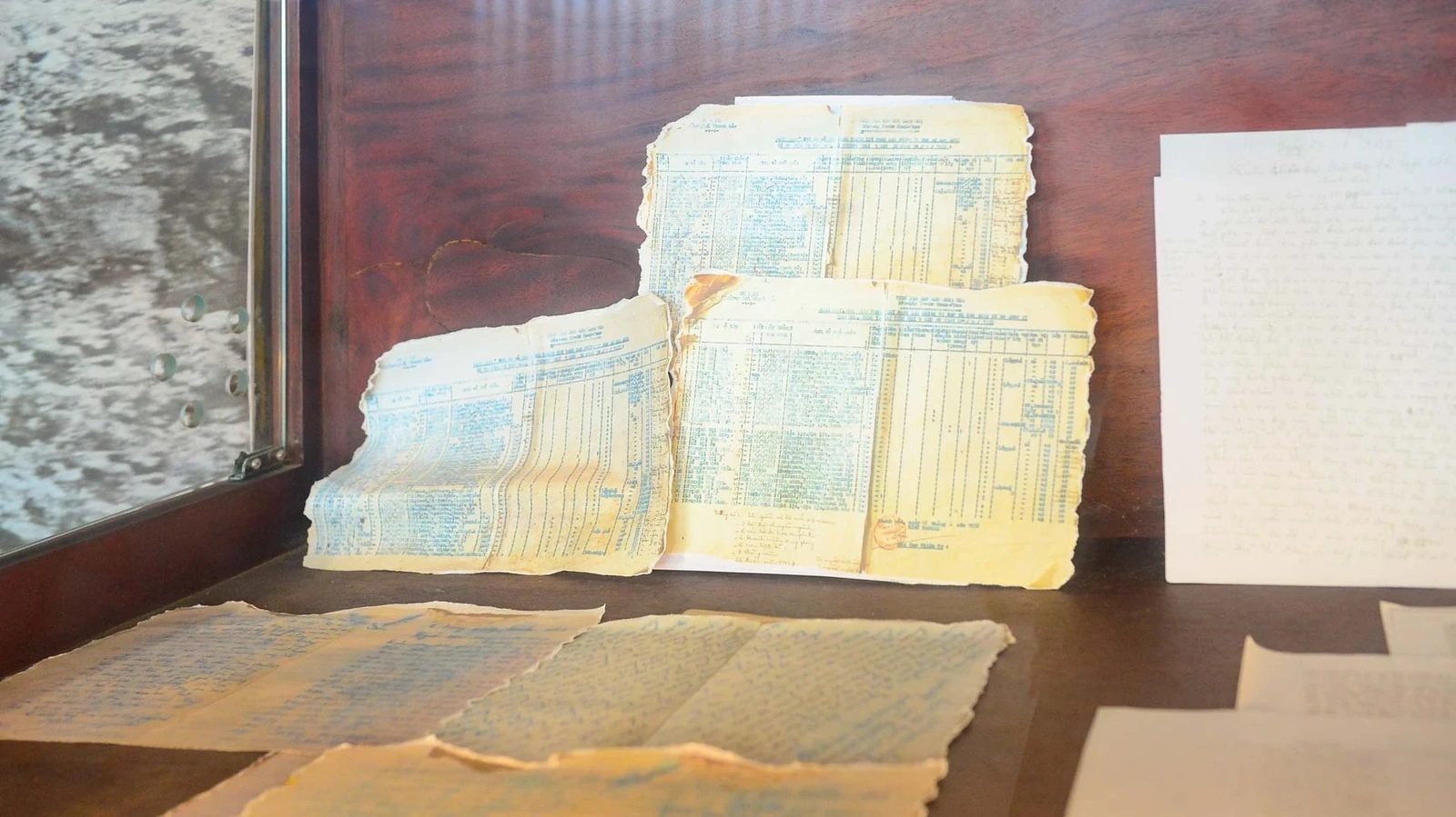 Nhiều tài liệu, thư tay cũng được trưng bày khoa học, tái hiện sinh động những tháng ngày lao động, chiến đấu của các giáo viên, học sinh trên công trường đắp đê năm xưa, giúp người xem hiểu sâu hơn về một giai đoạn lịch sử không thể nào quên.