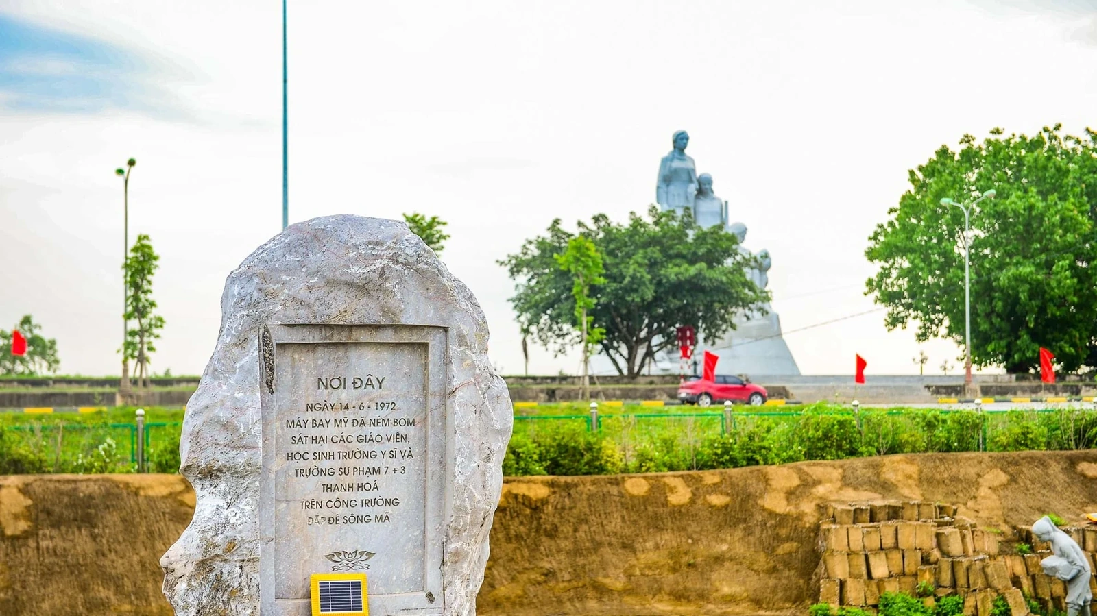 Giữa nhịp sống hôm nay, nơi đây không ồn ào, không phô trương. Chỉ có gió sông thổi qua những phiến đá, có bước chân chậm rãi của người tham quan, và có ký ức - được gìn giữ bằng sự tôn kính. Một công trình không chỉ để nhìn ngắm, mà để nhớ, để hiểu và để không quên.