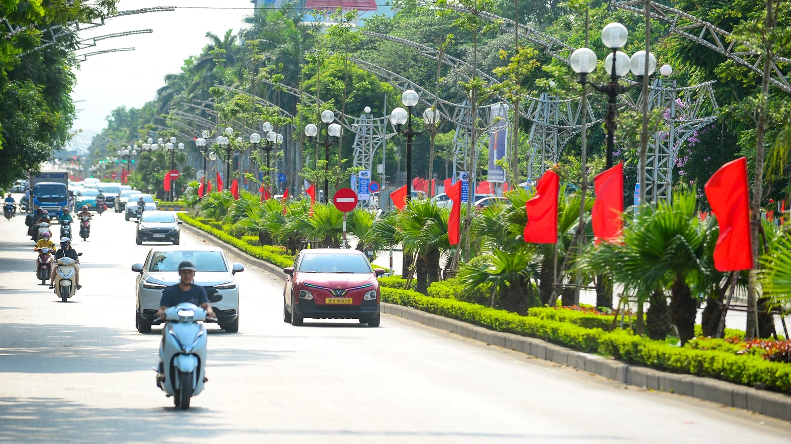 Phố phường rực rỡ cờ hoa mừng đại lễ 30/4 - 1/5