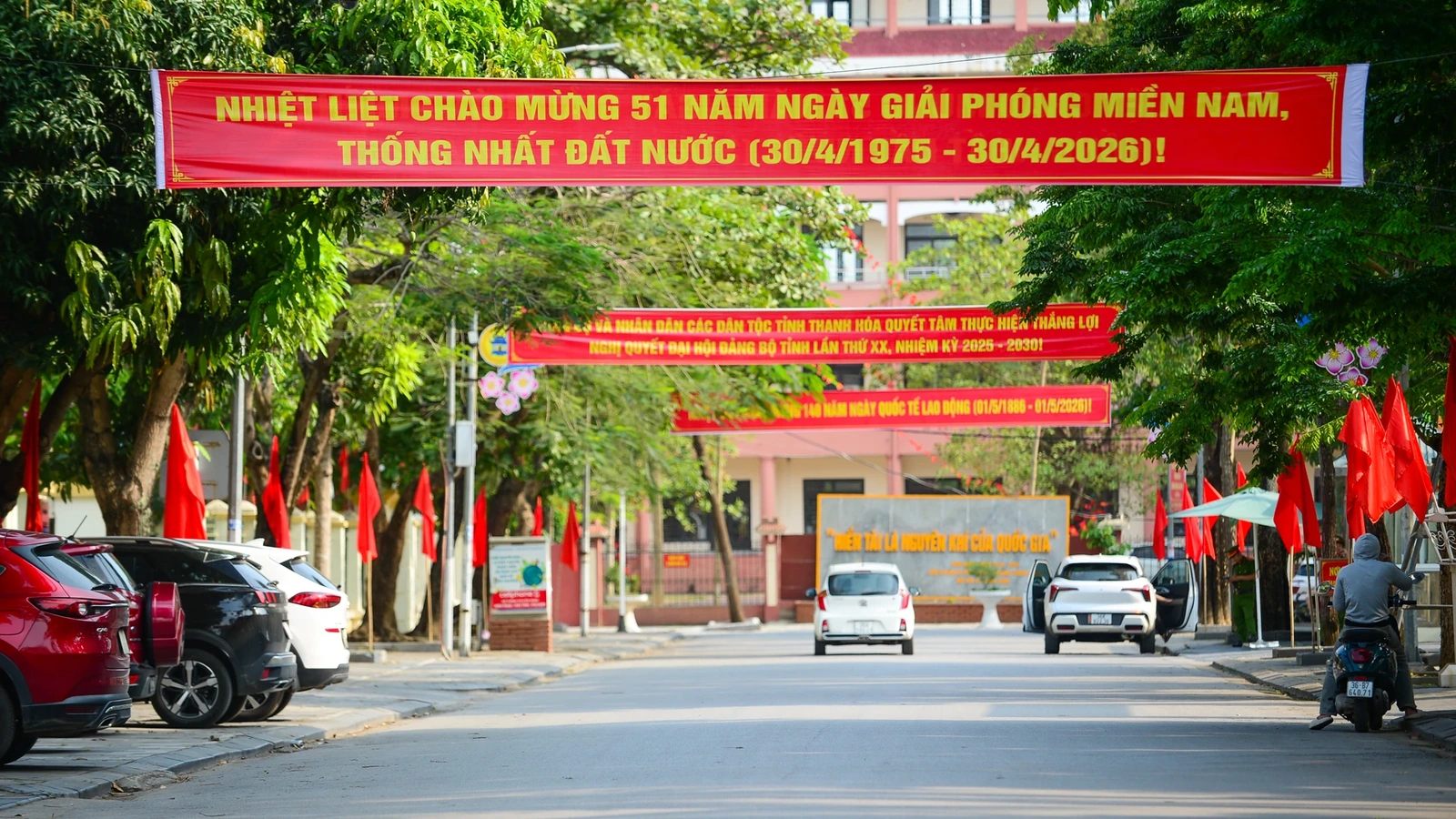 Phố phường rực rỡ cờ hoa mừng đại lễ 30/4 - 1/5