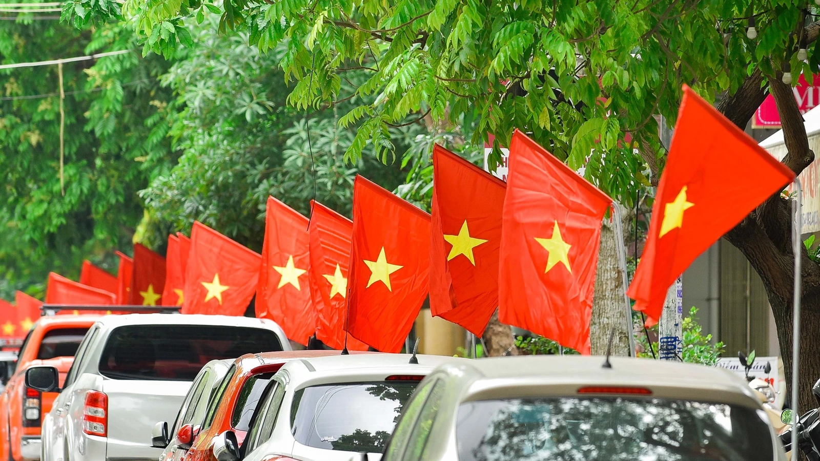 Phố phường rực rỡ cờ hoa mừng đại lễ 30/4 - 1/5