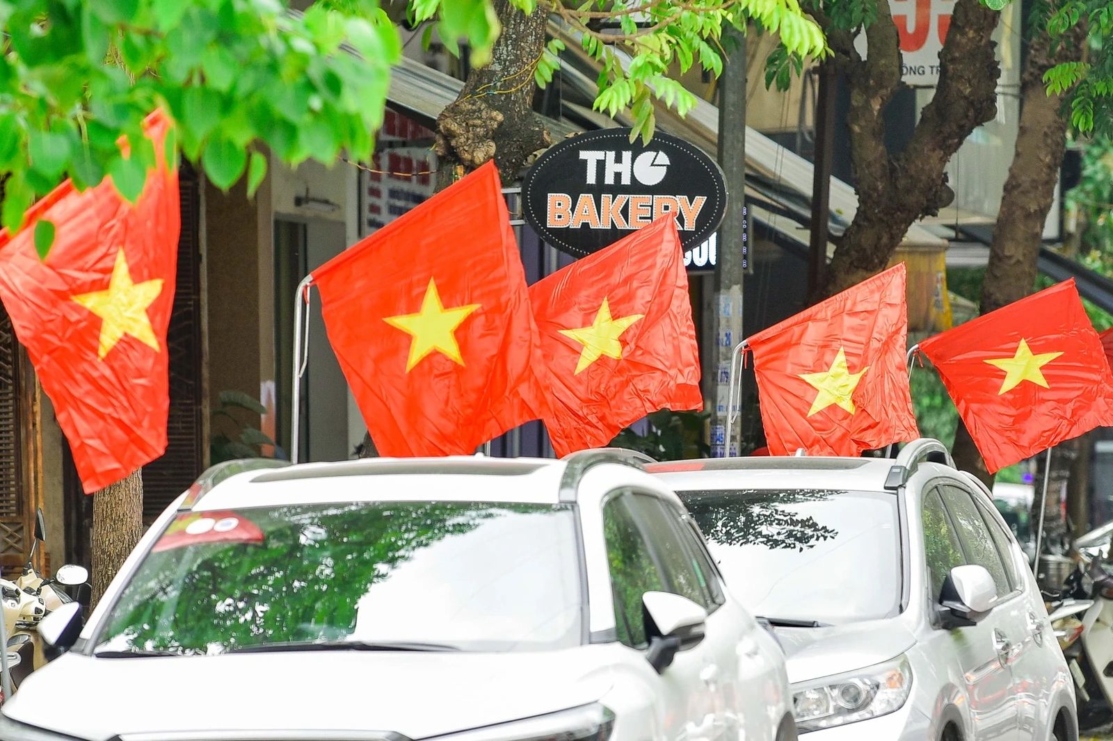 Phố phường rực rỡ cờ hoa mừng đại lễ 30/4 - 1/5