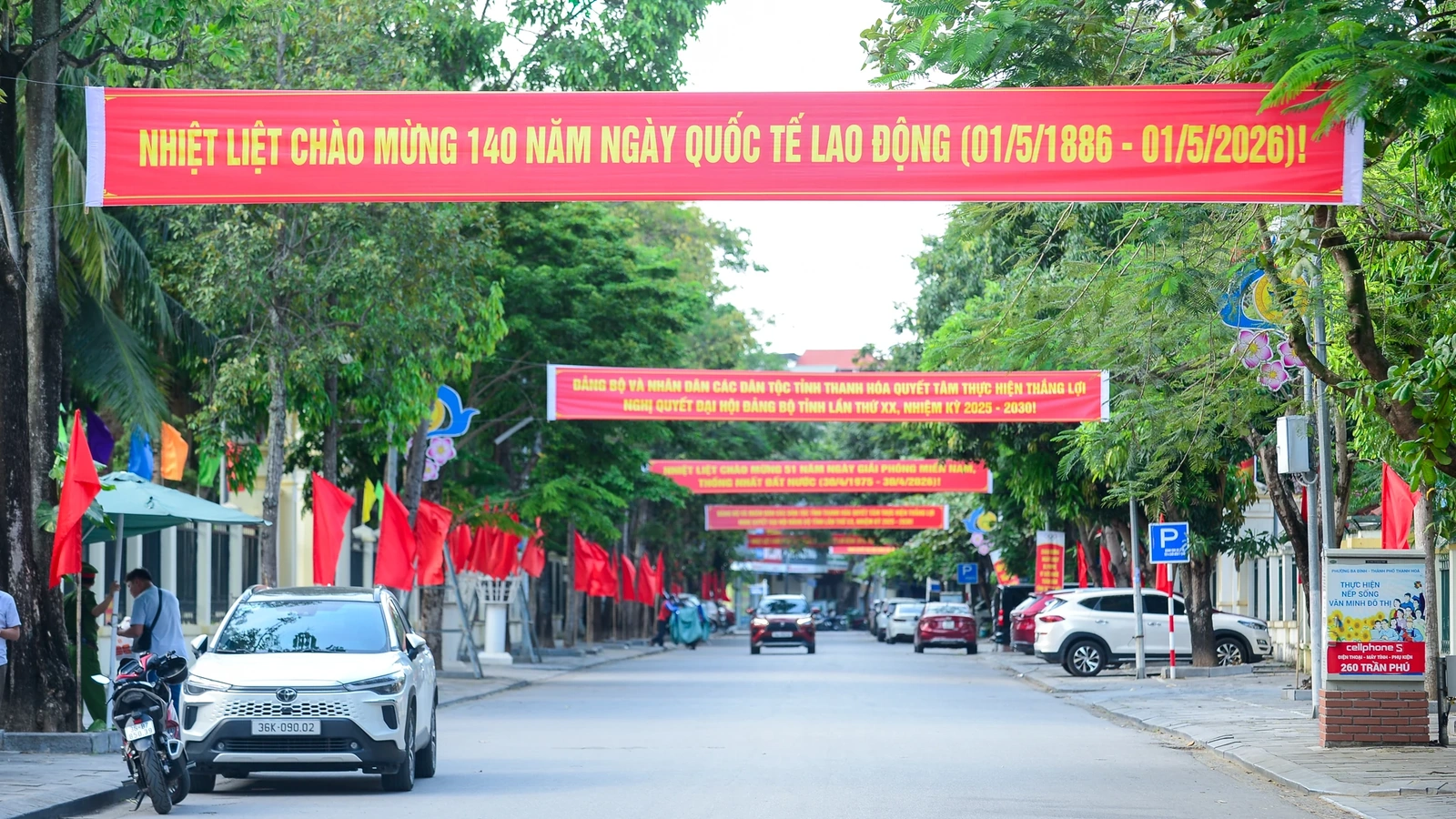 Phố phường rực rỡ cờ hoa mừng đại lễ 30/4 - 1/5