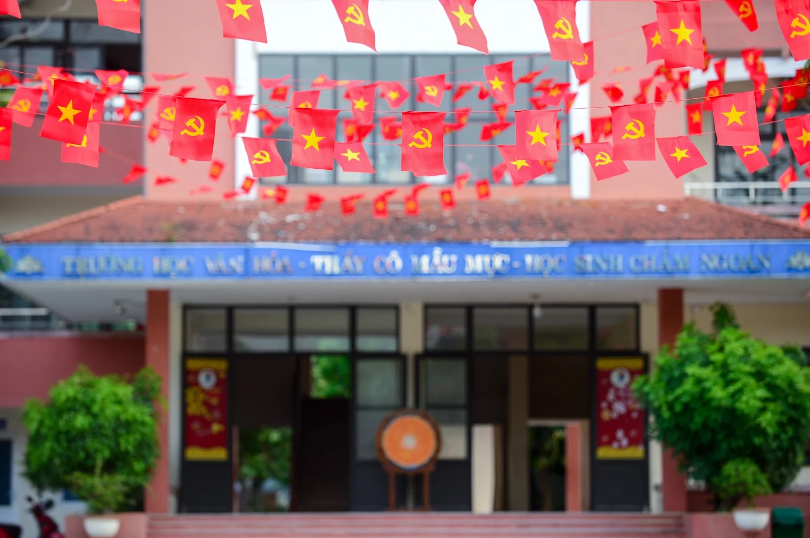 Phố phường rực rỡ cờ hoa mừng đại lễ 30/4 - 1/5