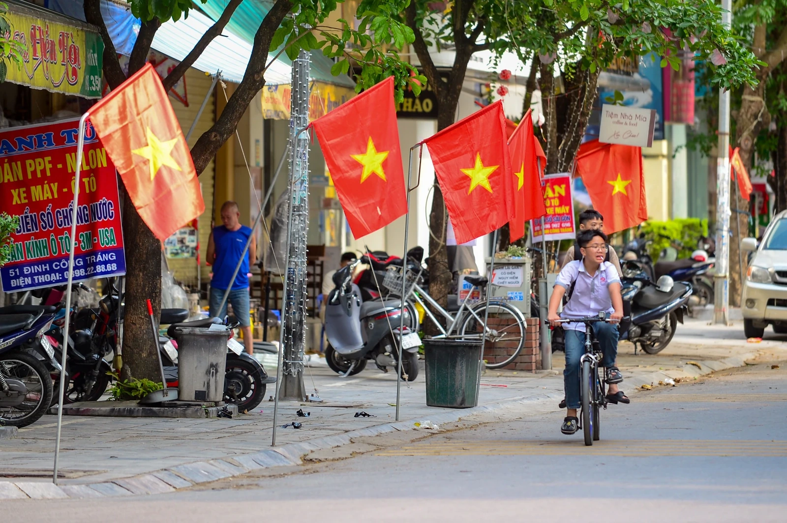 Phố phường rực rỡ cờ hoa mừng đại lễ 30/4 - 1/5