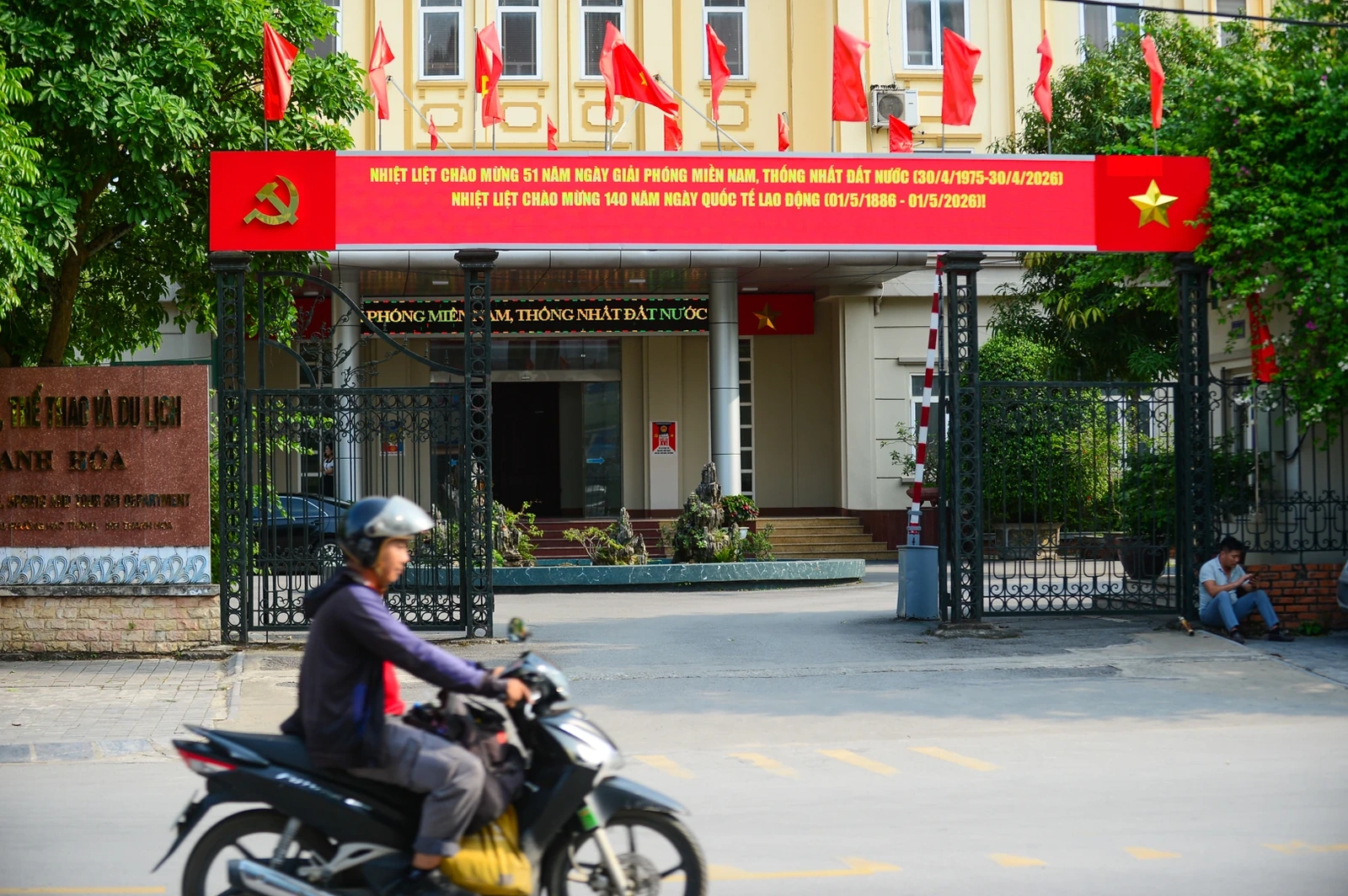 Phố phường rực rỡ cờ hoa mừng đại lễ 30/4 - 1/5