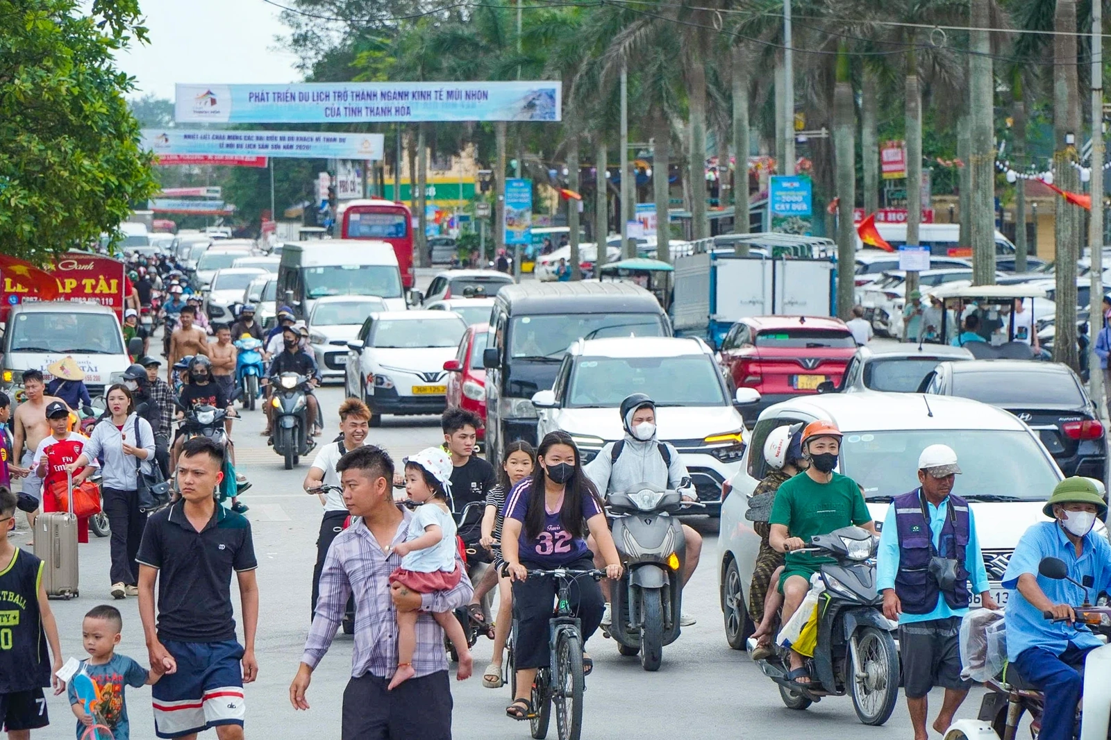 Biển Sầm Sơn, Hải Tiến “bùng nổ” du khách dịp lễ 30/4 - 1/5