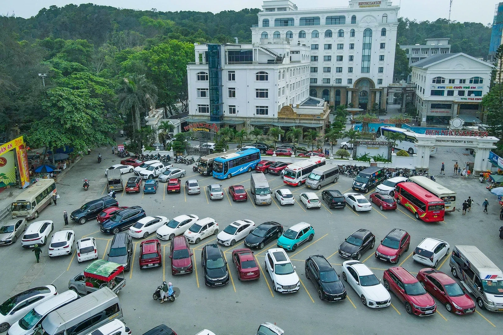 Biển Sầm Sơn, Hải Tiến “bùng nổ” du khách dịp lễ 30/4 - 1/5