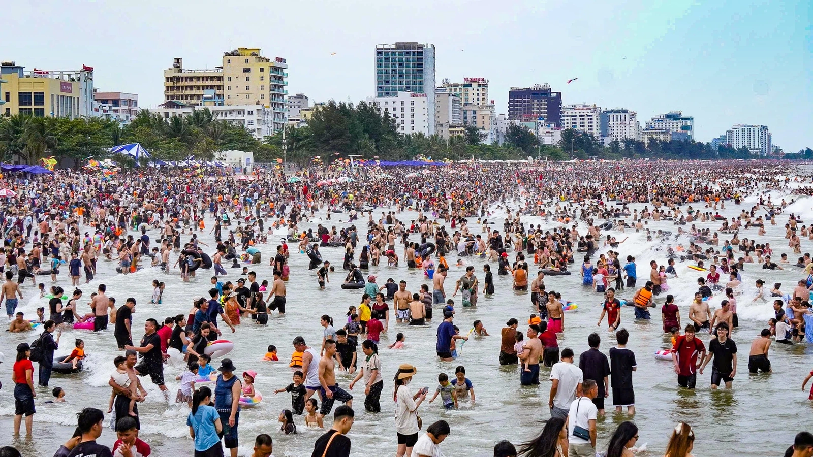 Biển Sầm Sơn, Hải Tiến “bùng nổ” du khách dịp lễ 30/4 - 1/5