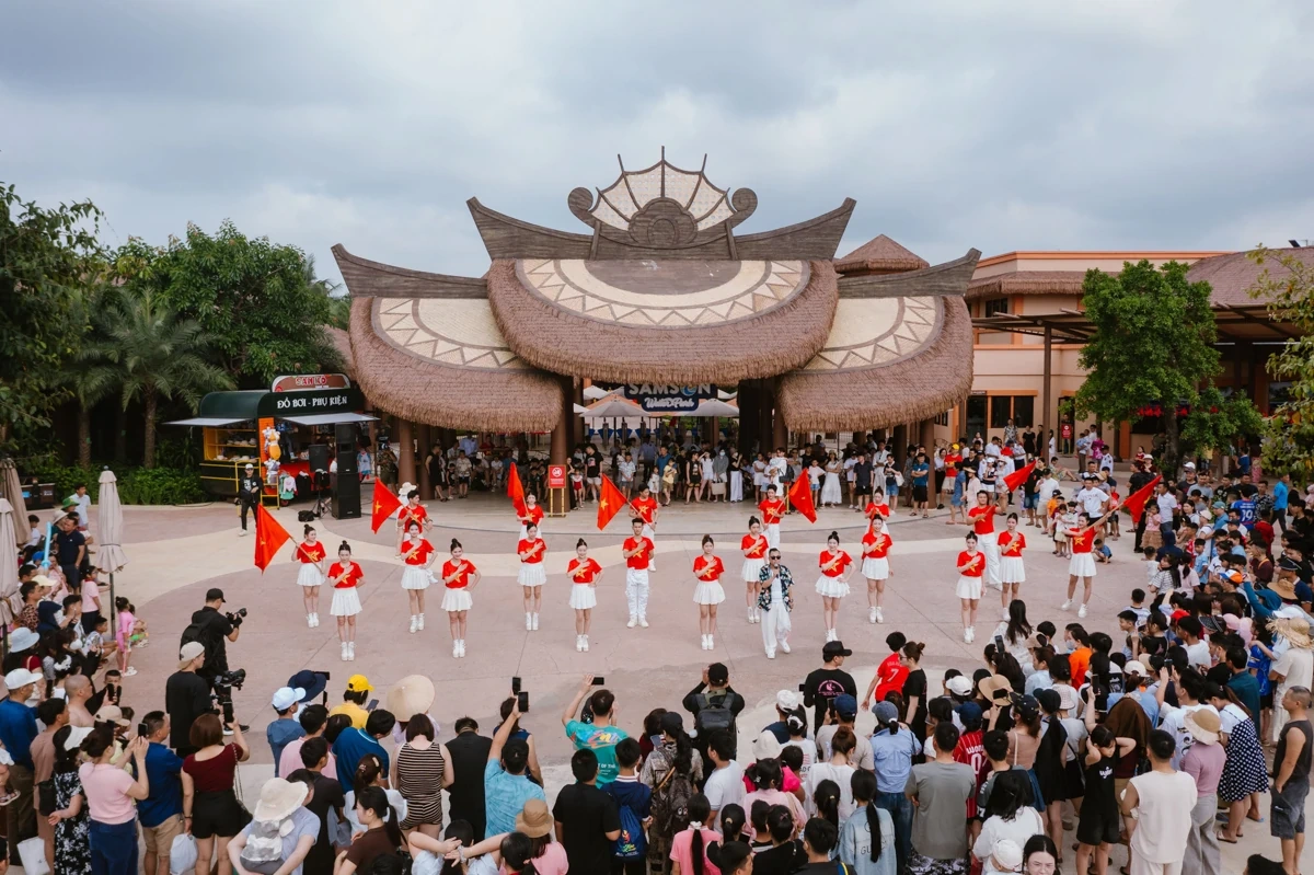 Du khách “cháy hết mình” cùng Tropical Carnival ở Sun World Sầm Sơn