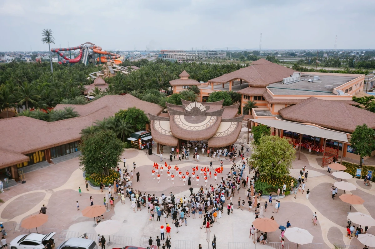 Du khách “cháy hết mình” cùng Tropical Carnival ở Sun World Sầm Sơn