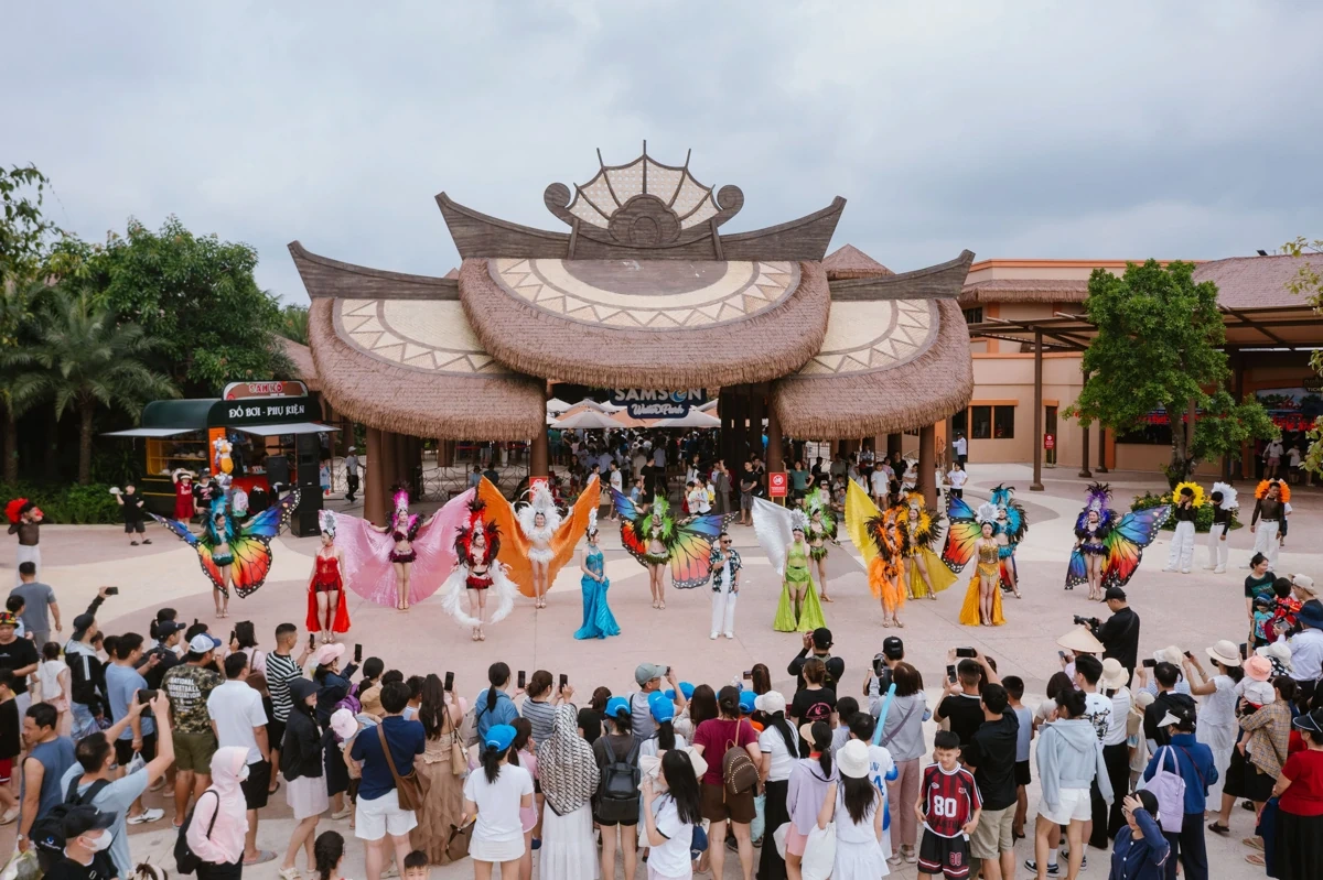 Du khách “cháy hết mình” cùng Tropical Carnival ở Sun World Sầm Sơn