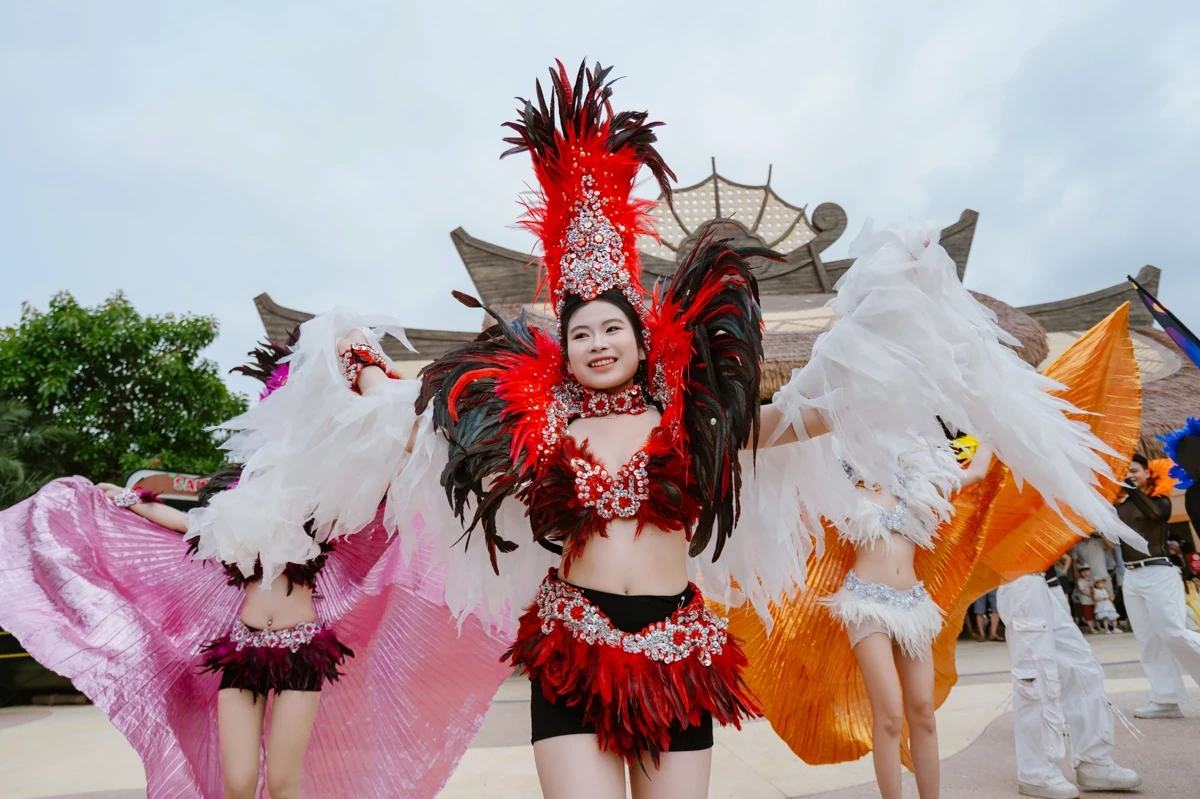 Du khách “cháy hết mình” cùng Tropical Carnival ở Sun World Sầm Sơn