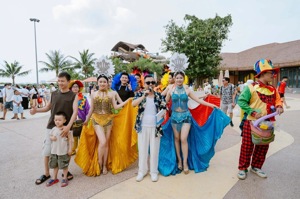 Du khách “cháy hết mình” cùng Tropical Carnival ở Sun World Sầm Sơn