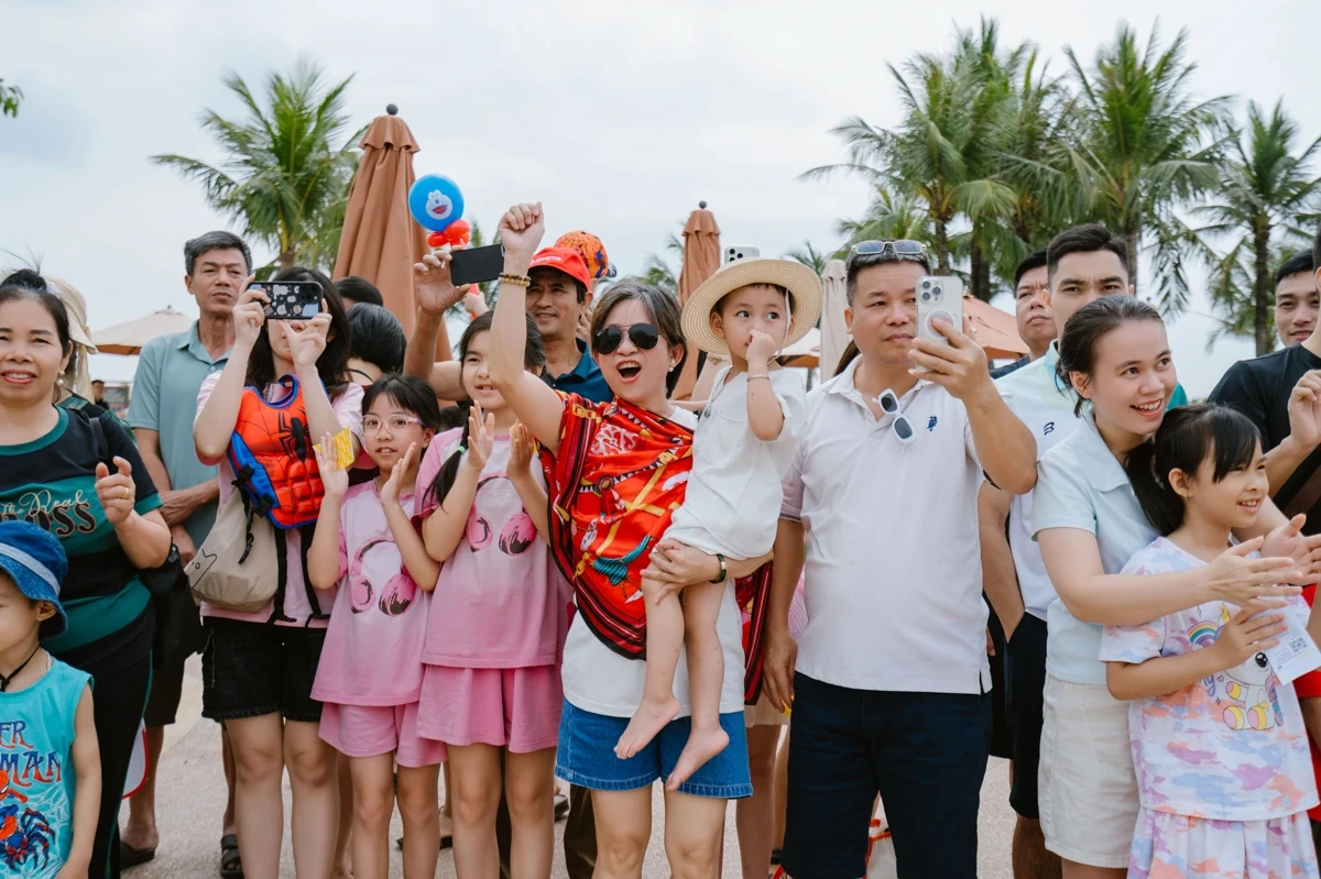 Du khách “cháy hết mình” cùng Tropical Carnival ở Sun World Sầm Sơn