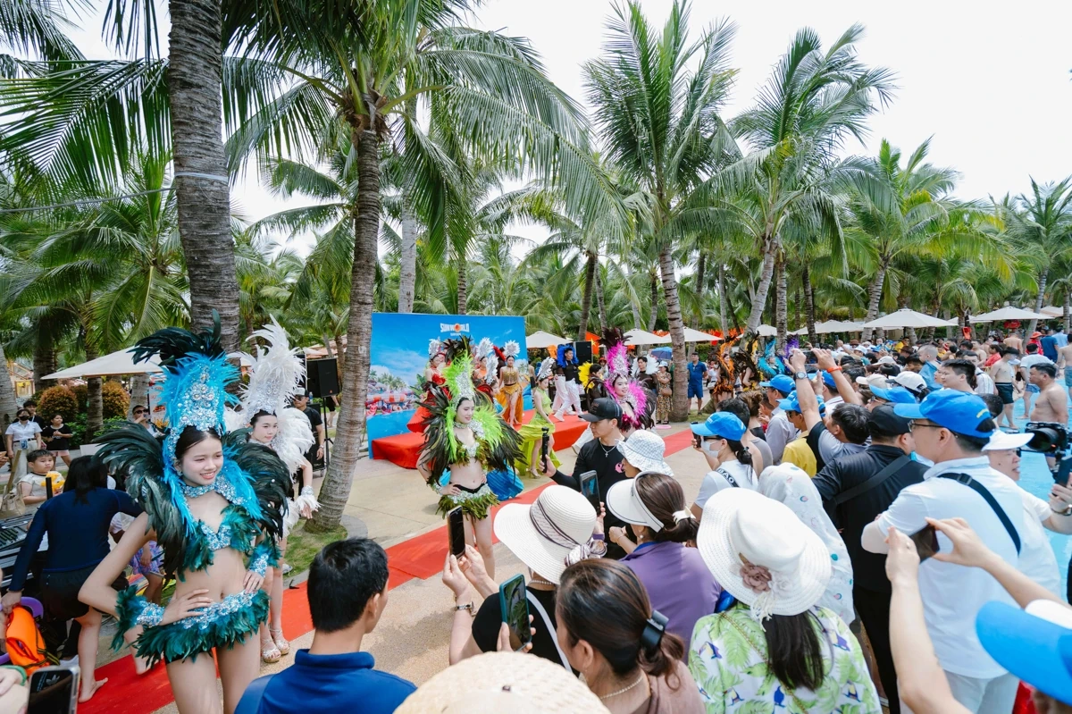 Du khách “cháy hết mình” cùng Tropical Carnival ở Sun World Sầm Sơn