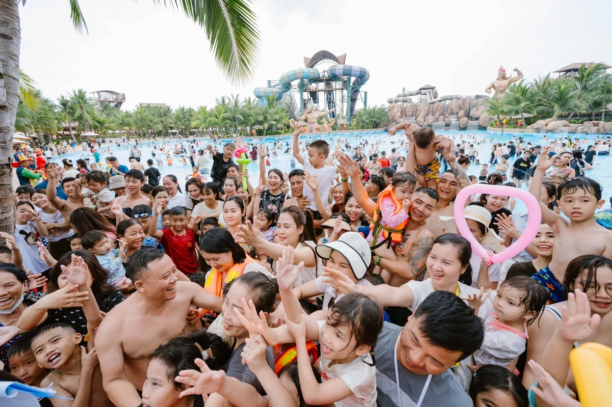 Du khách “cháy hết mình” cùng Tropical Carnival ở Sun World Sầm Sơn