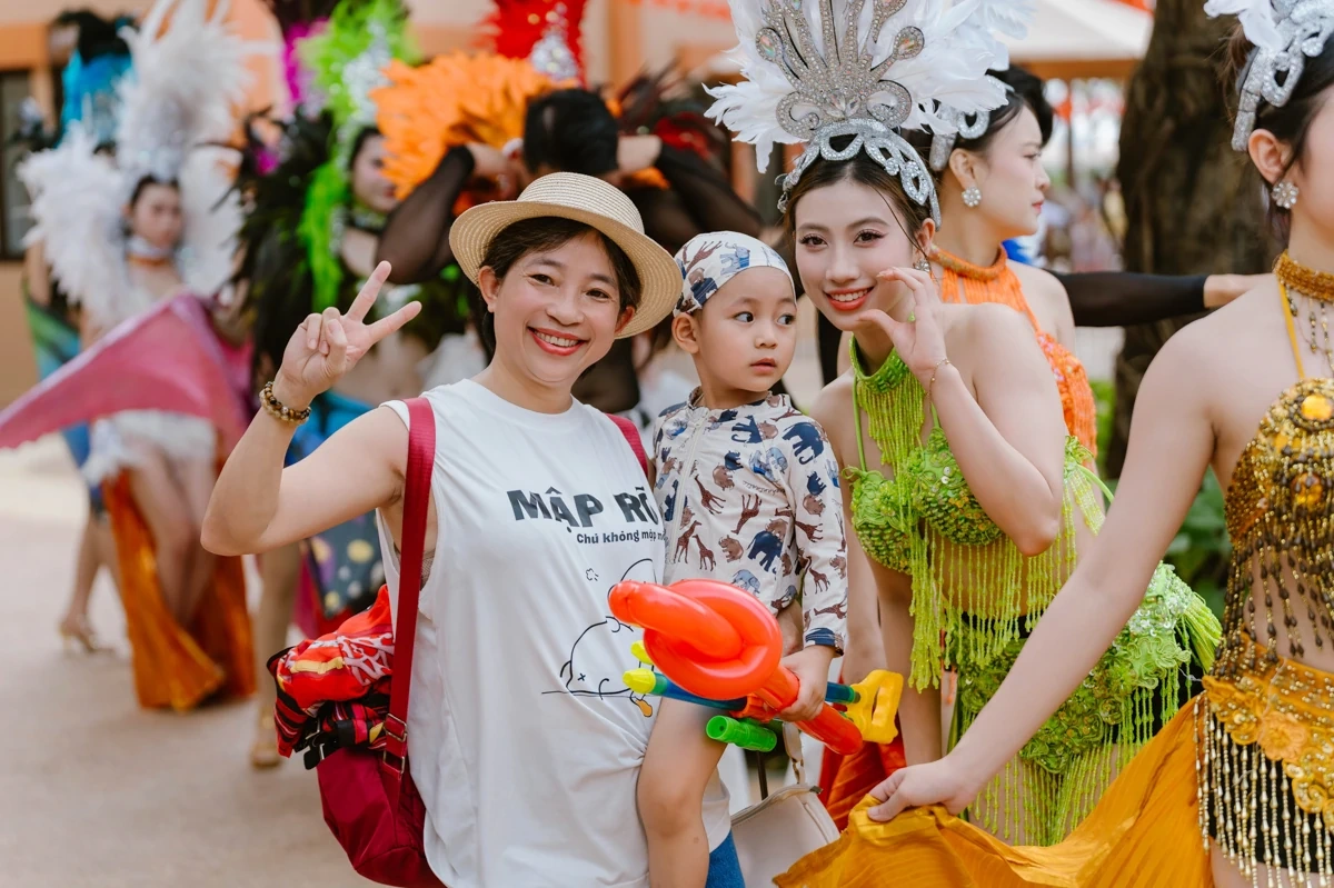 Du khách “cháy hết mình” cùng Tropical Carnival ở Sun World Sầm Sơn