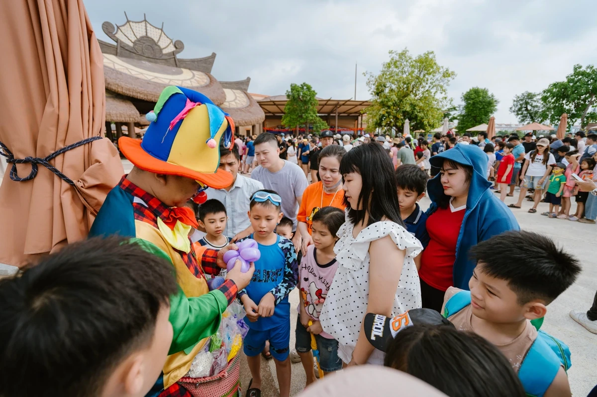 Du khách “cháy hết mình” cùng Tropical Carnival ở Sun World Sầm Sơn